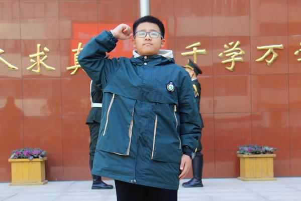 4赵于江同学带领全体师生宣誓